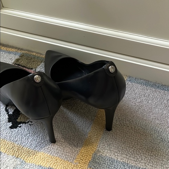 Michael Kors Black Sleek Pointed-Toe Heels - Picture 3 of 8